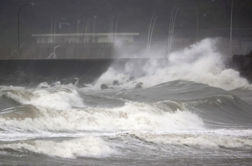 大浪襲擊了日本南部宮崎的海岸。AP