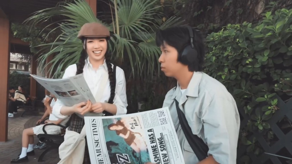 有另一位男途人一聽歌曲即跟着拍子擺動，可見很欣賞《次次》輕快的旋律。