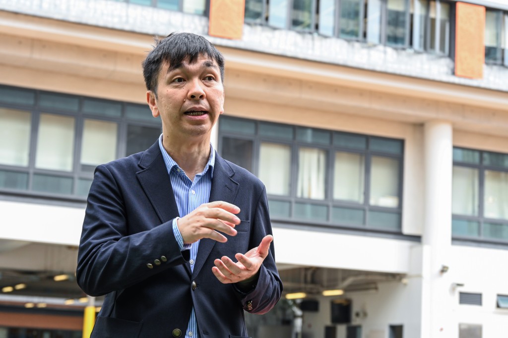 ■聖公會聖十架小學校長陳頌康表示，按教育局指引建議的全日制時間表，下午釋放更多課時，彈性處理安排不同活動，更能達至全人教育的目標。