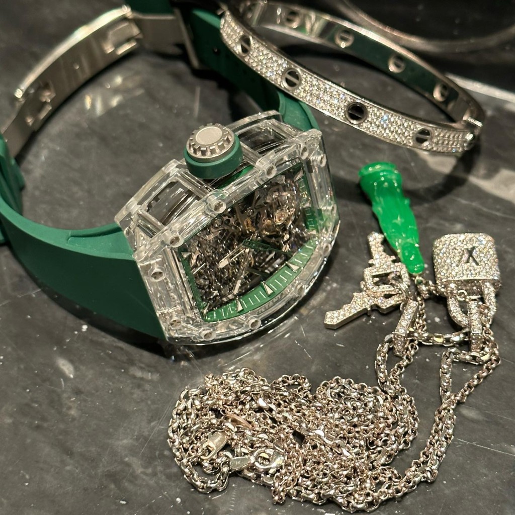 仲有閒閒地過百萬的「富豪級」陀飛輪腕錶Richard Mille、價值362,000元的Cartier鑽石手鐲、總值超過31萬的LV鑽石吊墜頸鍊等，可謂極盡奢華。