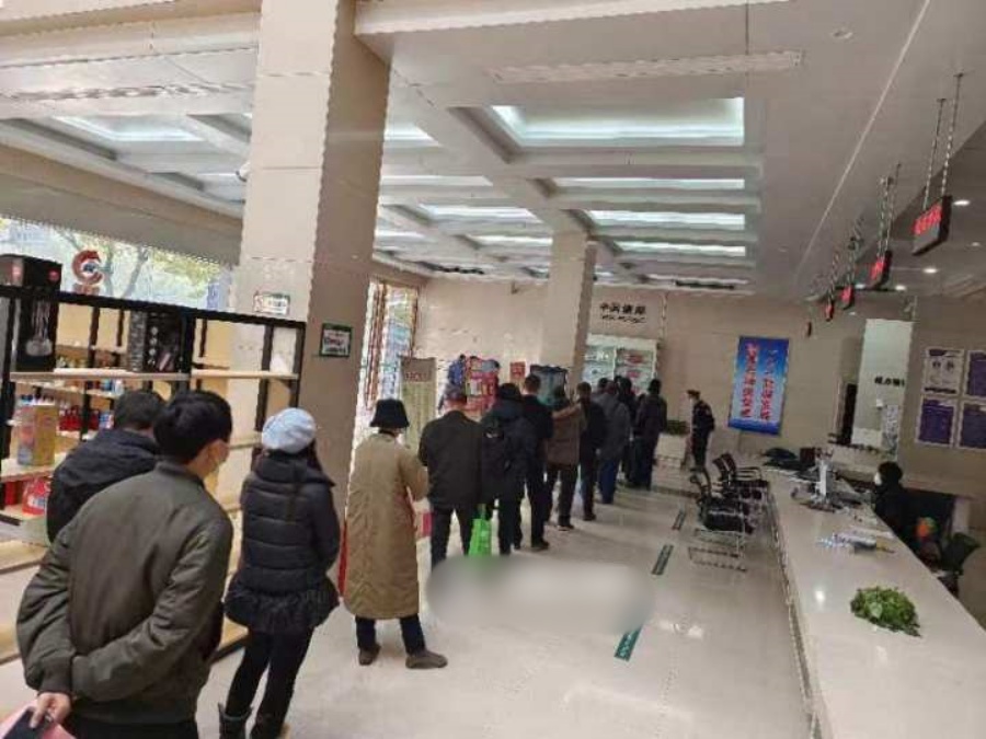 浙江义乌市邮政分公司清晨6时多已大排长龙。网图