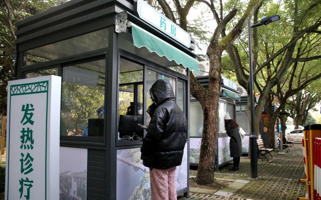 江蘇蘇州將部分核酸採樣屋改造為「發熱診療站」。網上圖片