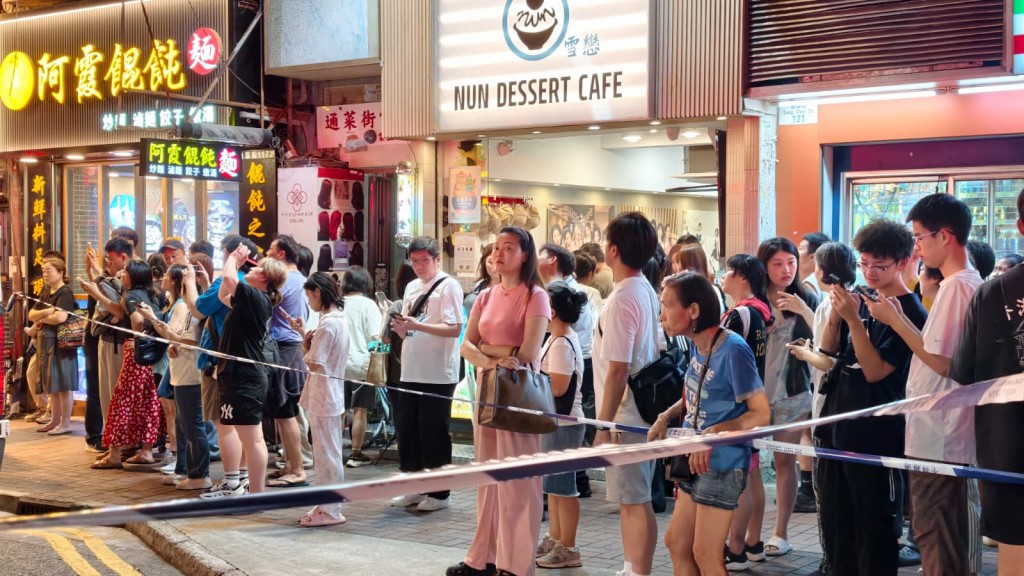 火警期間多人疏散。 火警期間多人疏散。