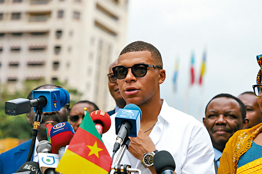 麥巴比到其父親的出生地喀麥隆探訪。