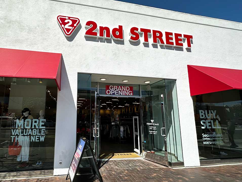 日本規模最大的二手服飾買賣天堂「2nd STREET」本周一（12日）宣布將於明年3月增設34間實體店，當中包括香港首間門市。