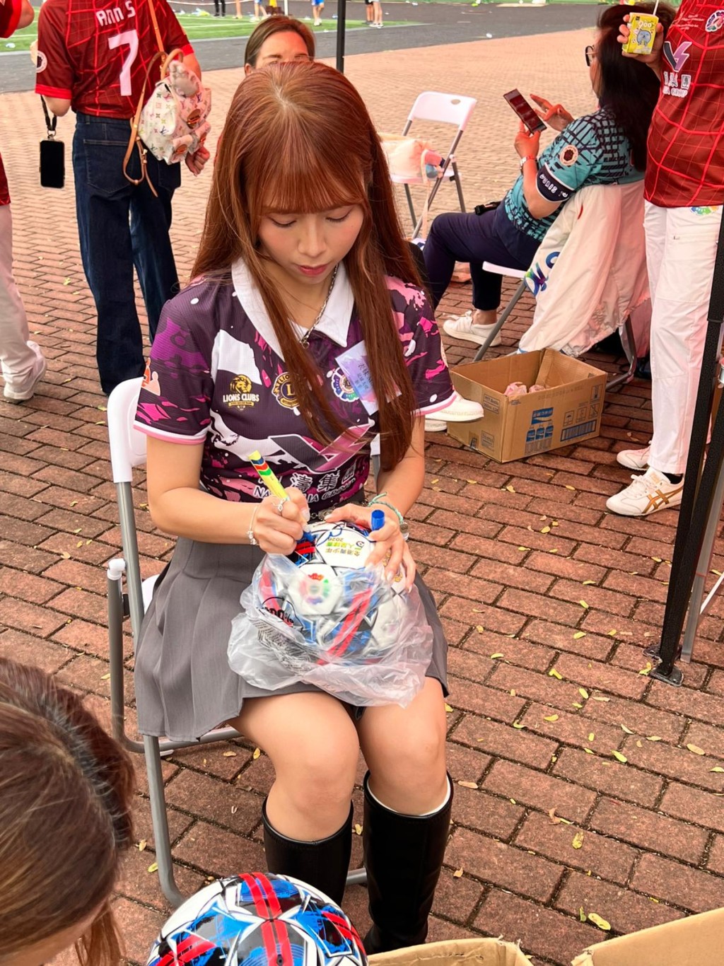 影完再簽名，忙不停。