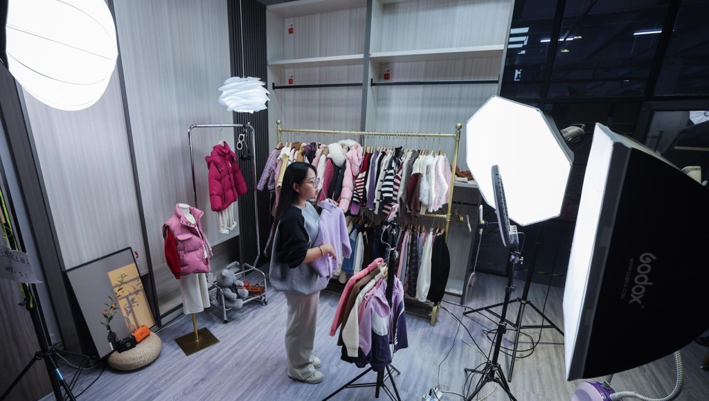 图为2023年11月8日，一位直播主在直播间推销儿童服装 (Photo by Xu YuXinhua via Getty Images)