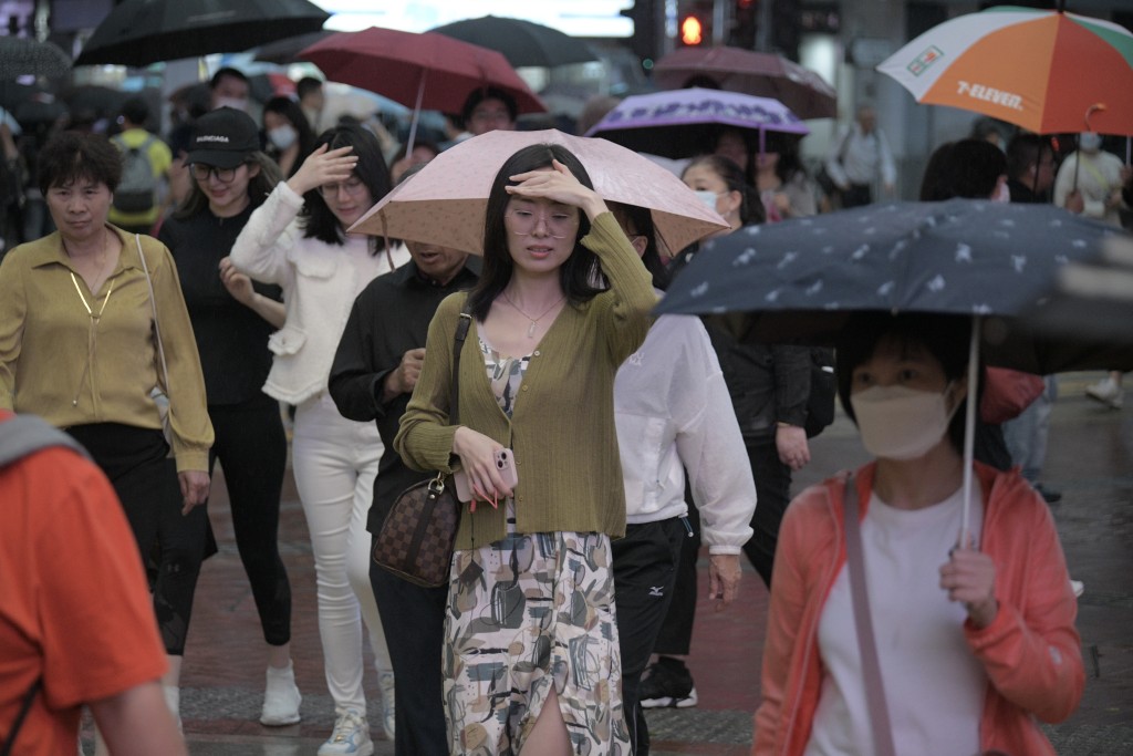 黃雨警告於3月25日下午3時20分取消。陳浩元攝