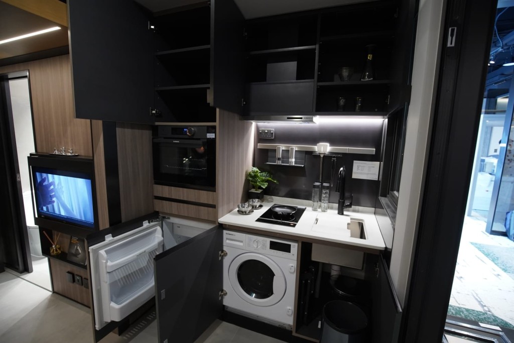 厨房设有多个橱柜，提供足够收纳空间。(22楼E室)