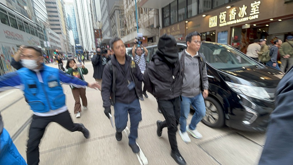 警方帶走一名疑犯。資料圖片