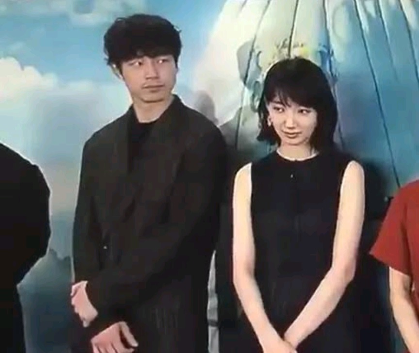波瑠之前甚少传绯闻，其中包括10年前曾传与坂口健太郎相恋。