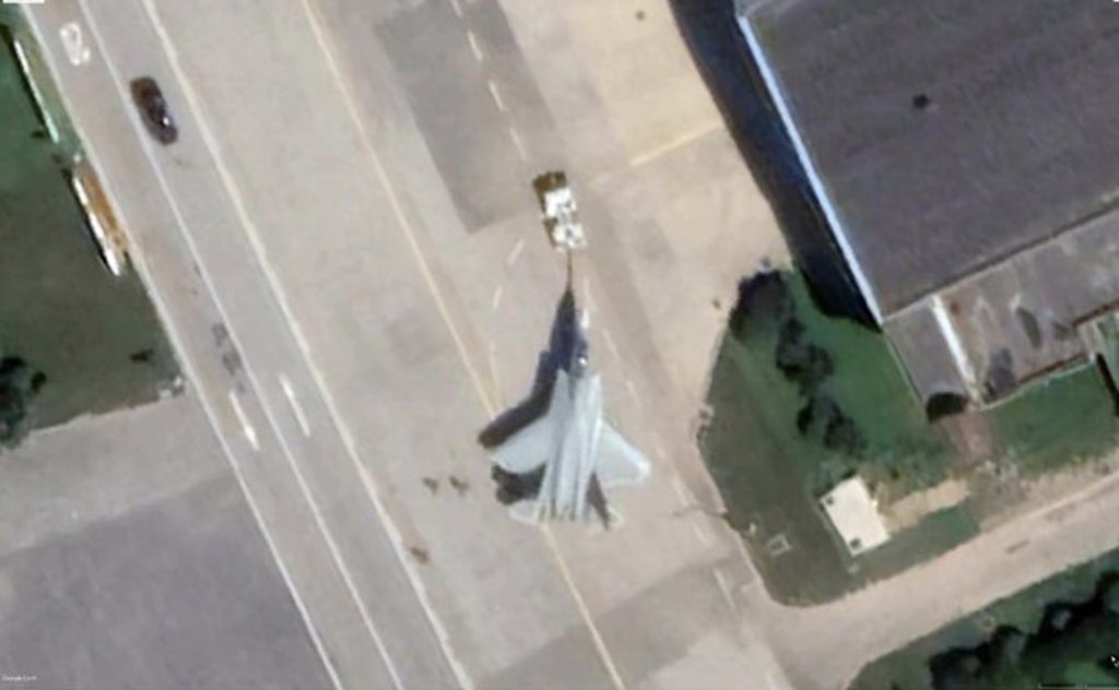 2022年9月的卫星照，外媒认为这仍是空军版的FC-31，并非折叠机翼版的歼-35。