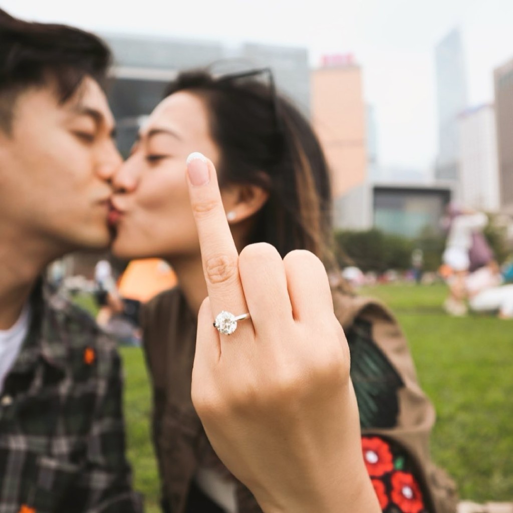 丁子田2021年在社交网大晒巨型钻戒宣布婚讯。