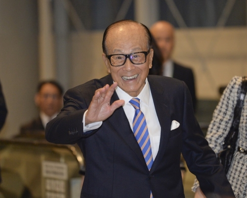 李嘉誠基金一億支援旅遊業及小販同業。資料圖片