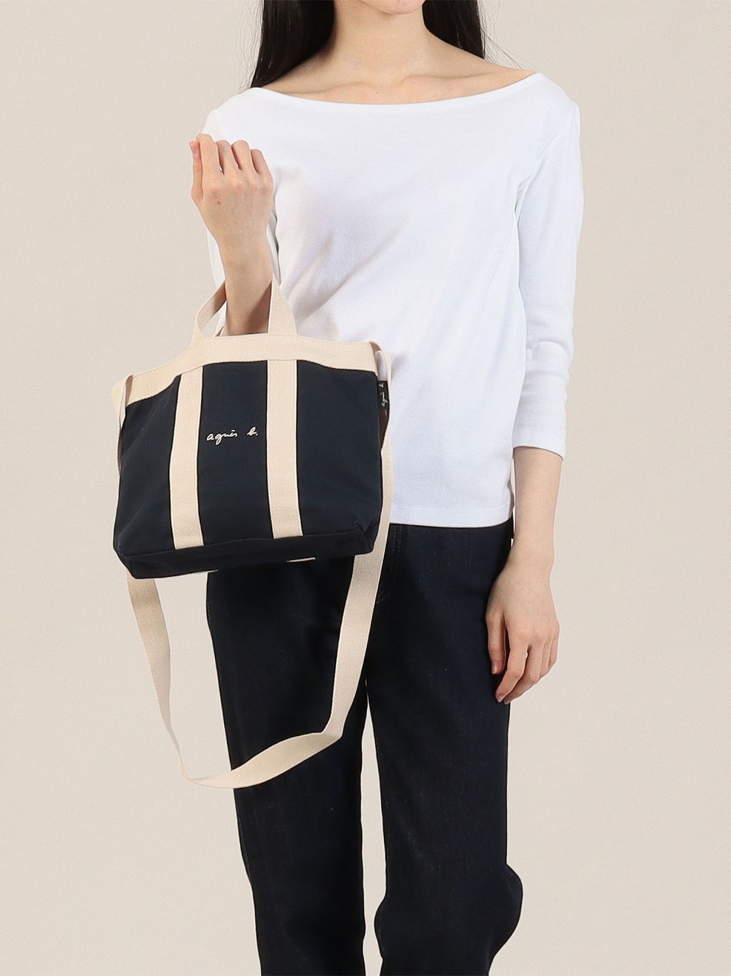 agnès b.网店限定两用手提袋/原价$690、现售$586.5。