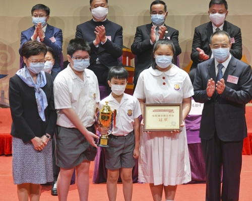 毛超峰（右左一）與特首林鄭月娥，頒獎予小學組冠軍、吳氏宗親總會泰伯紀念學校的隊員。資料圖片