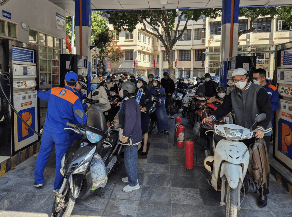 在越南首都河內，數以百計的電單車司機在加油站外排起長龍，人龍往往延伸至深夜。路透社