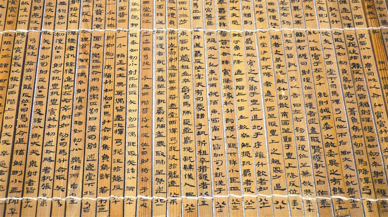 简牍是纸张出现前，中国古代主要的书写材料。
