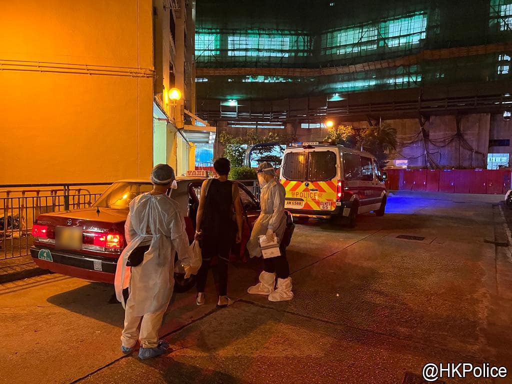 警方將9名確診人士押送到竹篙灣社區隔離設施。警方圖片