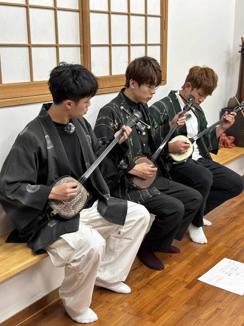 希晉、Kim和亨仔學習沖繩傳統樂器三線。