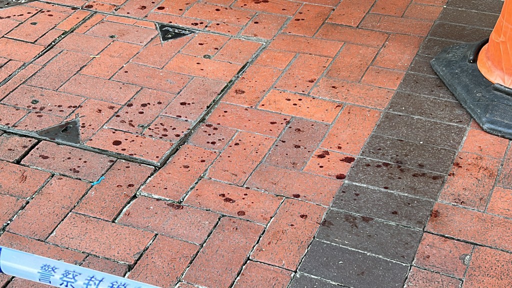 地面遺下血迹。