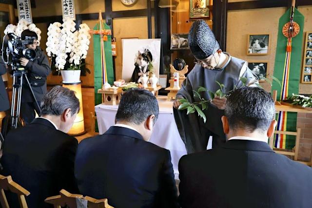 社葬仪式于和歌山县纪之川市的贵志站举行,场面庄重,猫站长遗像摆设于站内供人悼念。X@osaka_syakai 社葬仪式于和歌山县纪之川市的贵志站举行,场面庄重,猫站长遗像摆设于站内供人悼念。X@osaka_syakai