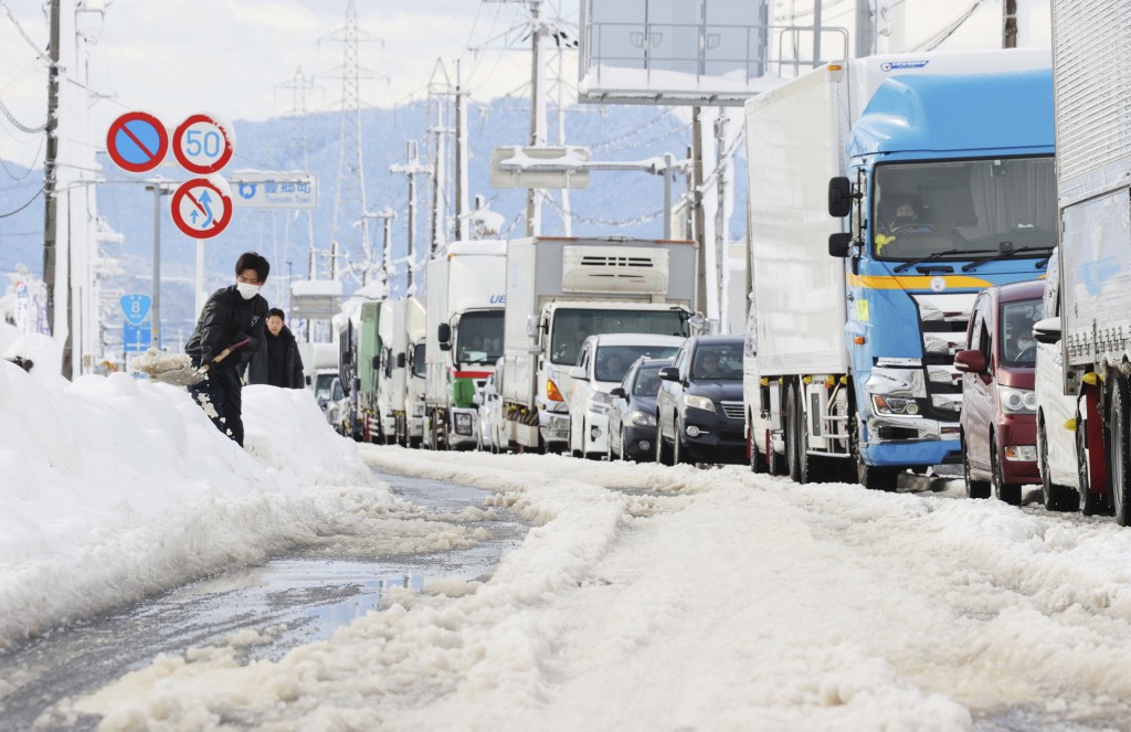 北海道多处积雪，导致交通大打结。美联社