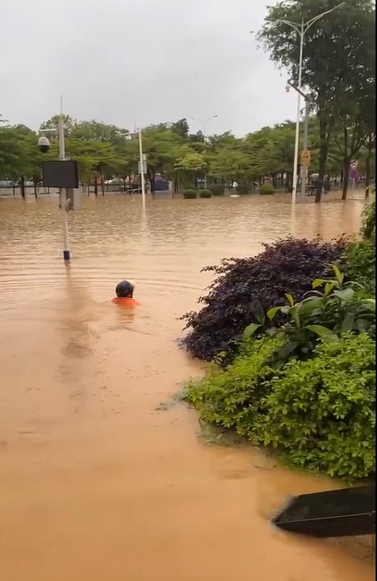 韶關大叔冒險在水中開電動單車的影片在內地熱傳。