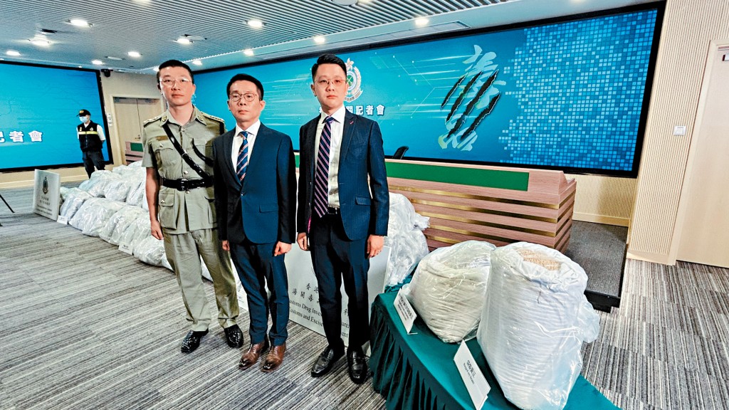 左起︰海關港口及海域科貨物資料研究組指揮官王紀翔、海關毒品調查第一組指揮官曾建邦和高級調查主任張廣達講述案情。