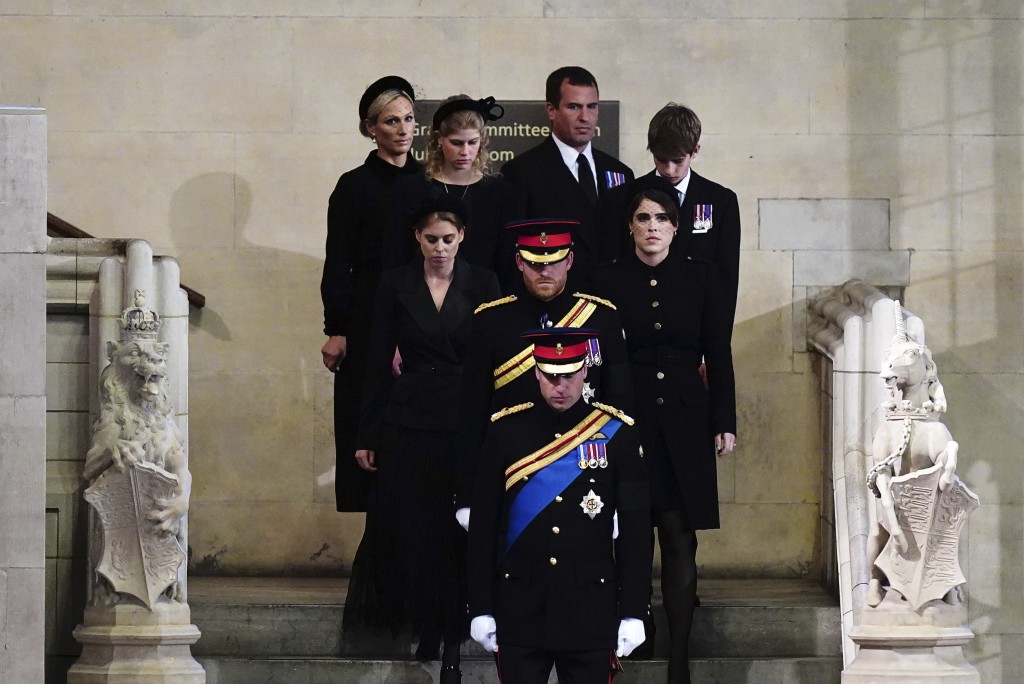 從左到右：長女露易絲公主、比特麗斯公主、威廉王子、威爾士親王、哈里王子、尤金妮公主、詹姆士王子和飛利浦斯王子在棺材旁參加女皇守夜儀式。AP