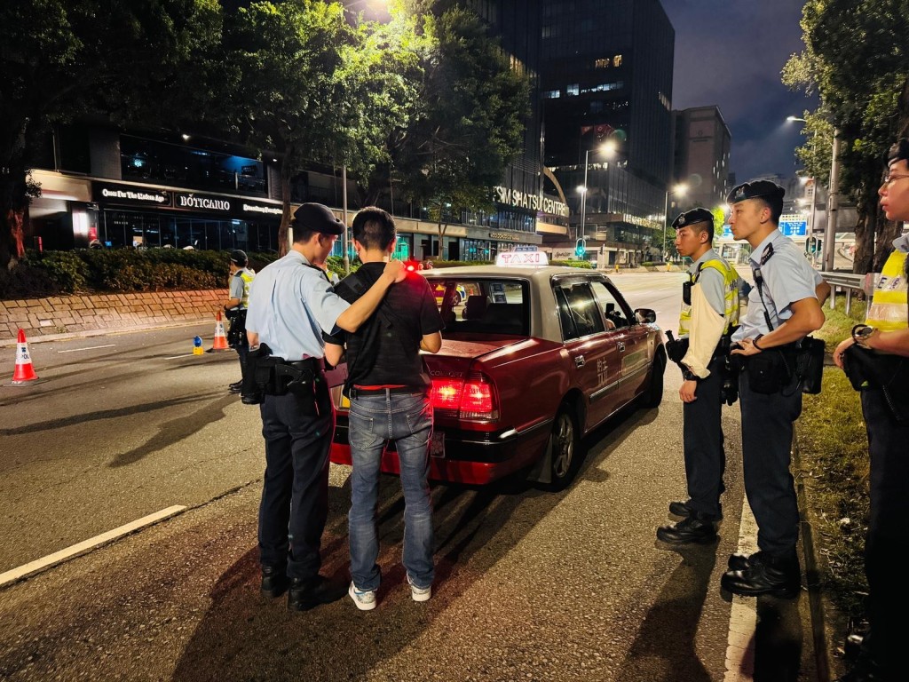 行動中警方帶走多人。警方提供