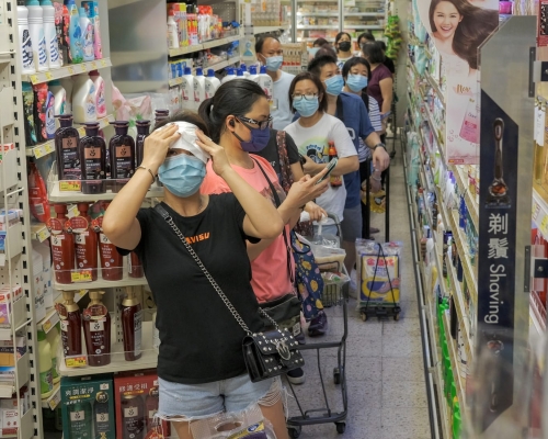 市民搶購乾糧。