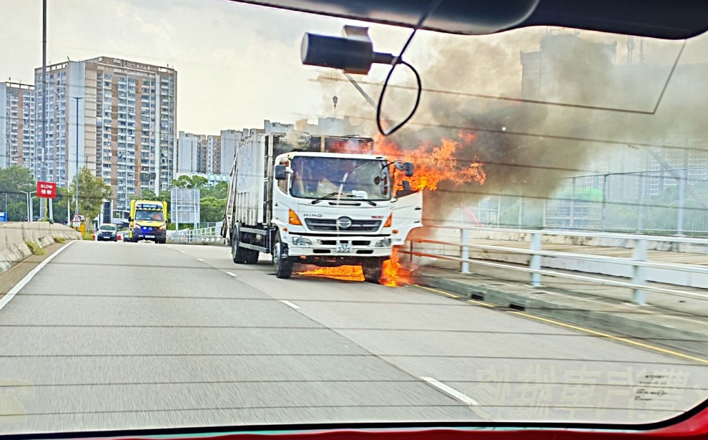 垃圾車車頭火光熊熊。網圖