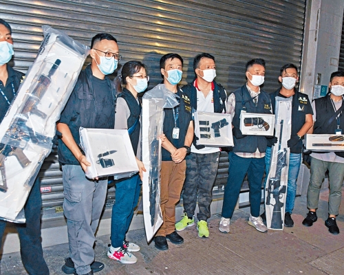 ■警方展示檢獲的改裝長短氣槍及武器。