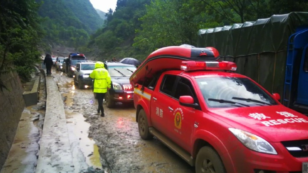 大批救援人員到場。新華社