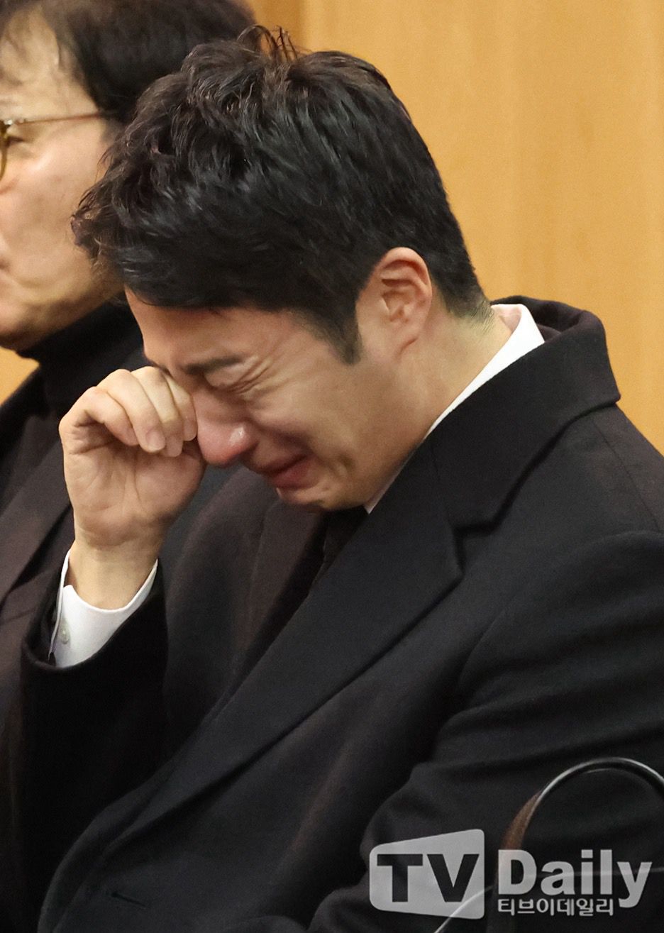 丁一宇泣不成聲。 丁一宇泣不成聲。