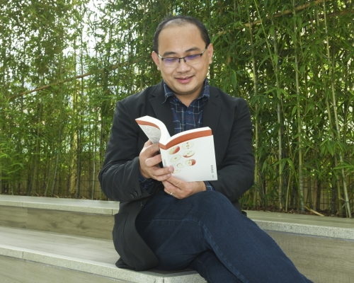 劉偉成博士是「純正浸大人」，學士畢業於浸會大學人文及創作學系，後於浸大取得哲學博士學位，現任浸大兼職講師。