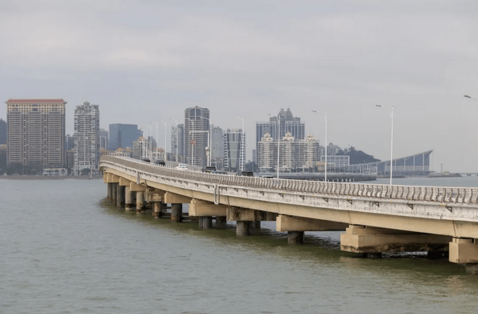 港珠澳大橋珠海口岸臨時施工便橋。港珠澳大橋珠海口岸圖片
