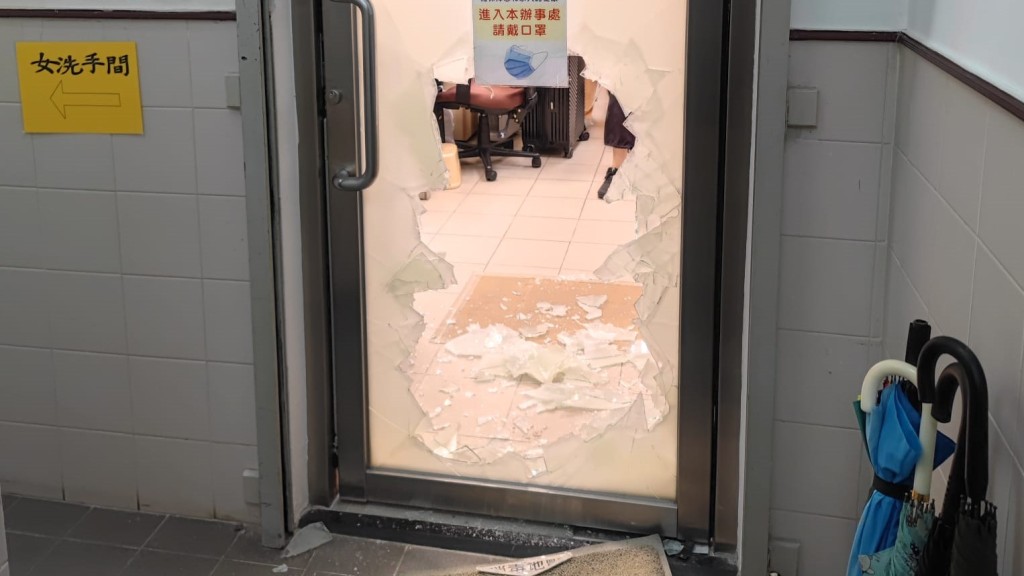 教會其中一個辦事處的玻璃門被打破。
