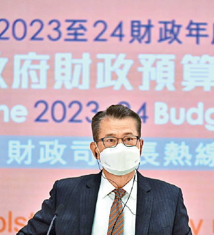■有市民致電不滿消費券「減甜」，陳茂波指，政府不能「打腫臉充闊佬」，重申要量力而為。
