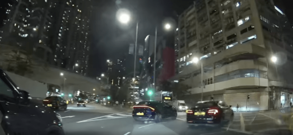 Tesla電動車沿荔枝角道往荃灣方向行駛，並右轉入大南西街。fb「車cam L（香港群組）」