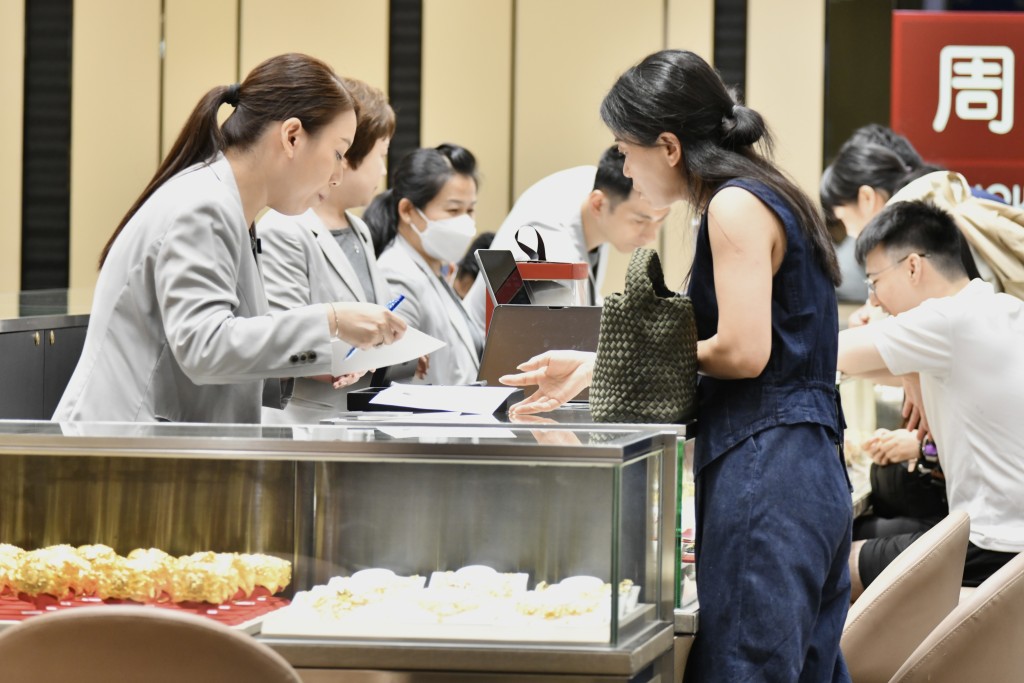 去年黃金周旅客在商場購物消費情況。 