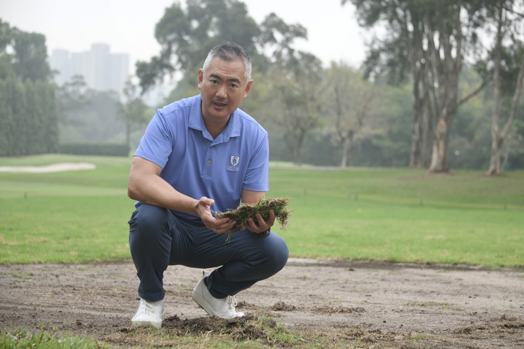 郭永亮表示赛后不少球场草地变成烂地，仍需多2、3个月修复。陈浩元摄
