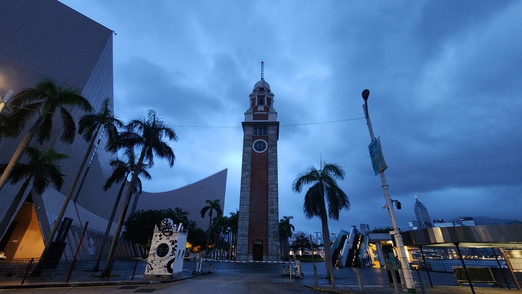 天文台预测今日天气多云，有骤雨及狂风雷暴。黎志伟摄