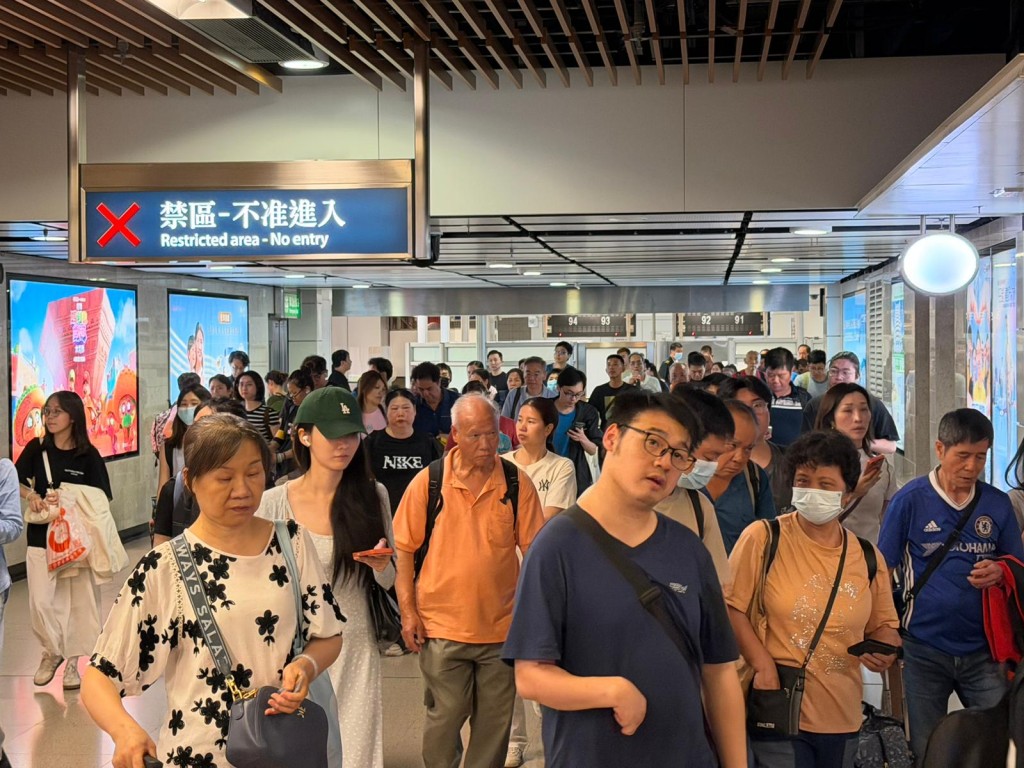 入境處預測，今年黃金周內將有約744萬人次進出香港。