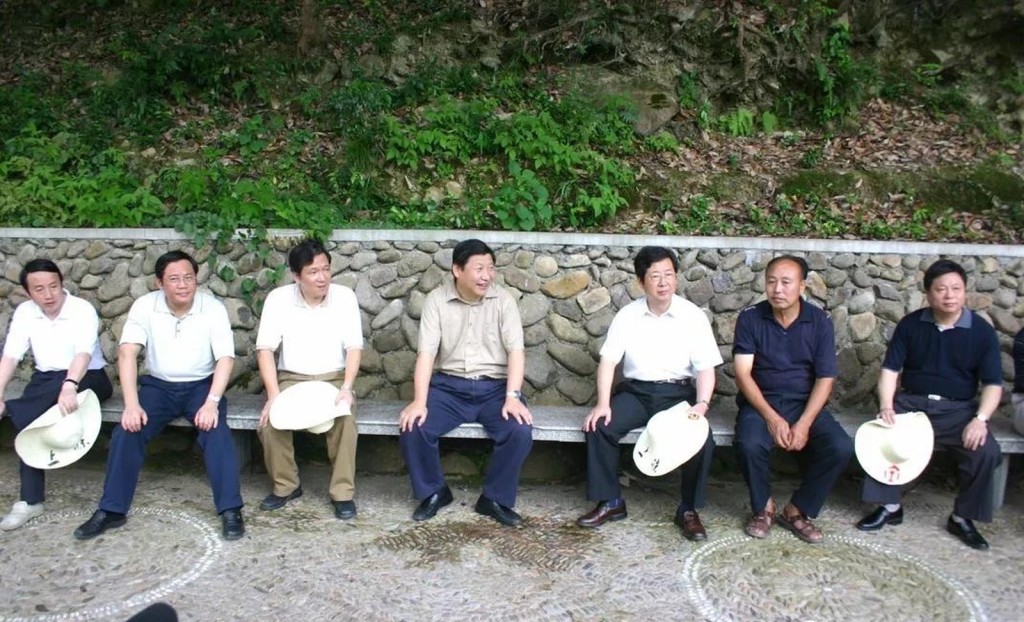 時任浙江書記習近平在農村考察，與省委秘書長李強（左2）等人在村中小憩。