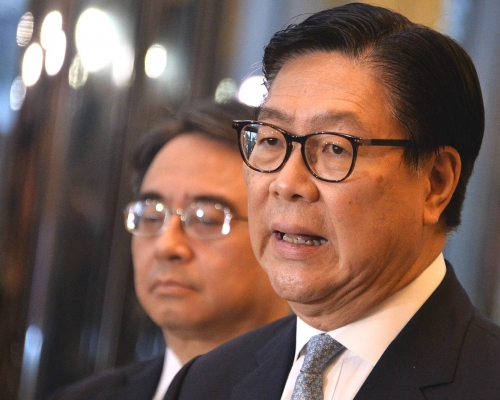港鐵主席馬時亨(右)指對新信號系統承辦商的表現十分不滿