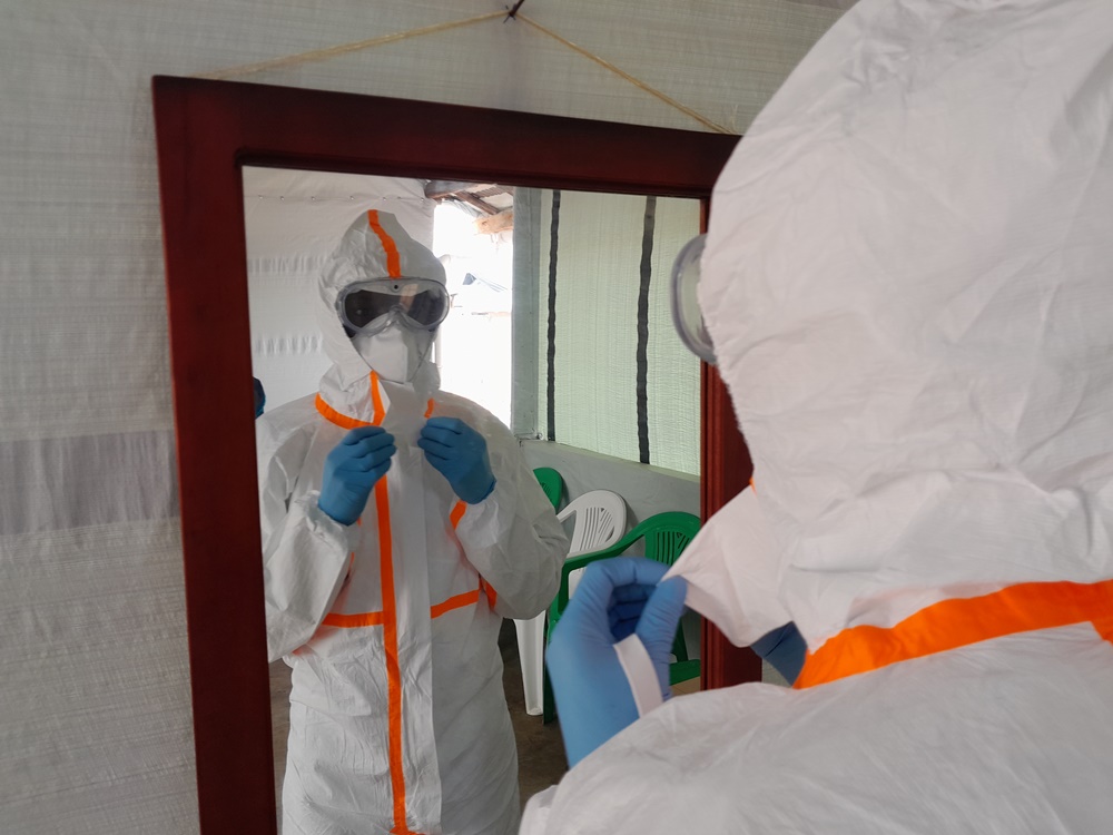 醫護人員進入伊波拉治療中心範圍前，必須穿上個人防護裝備。© Sam Taylor/MSF