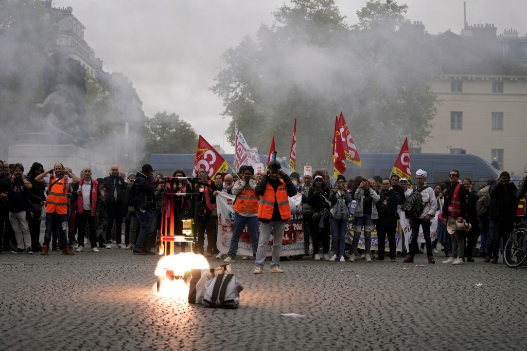 法国各地的工业周二举行罢工，以推动加薪以跟上通胀上升的步伐。AP