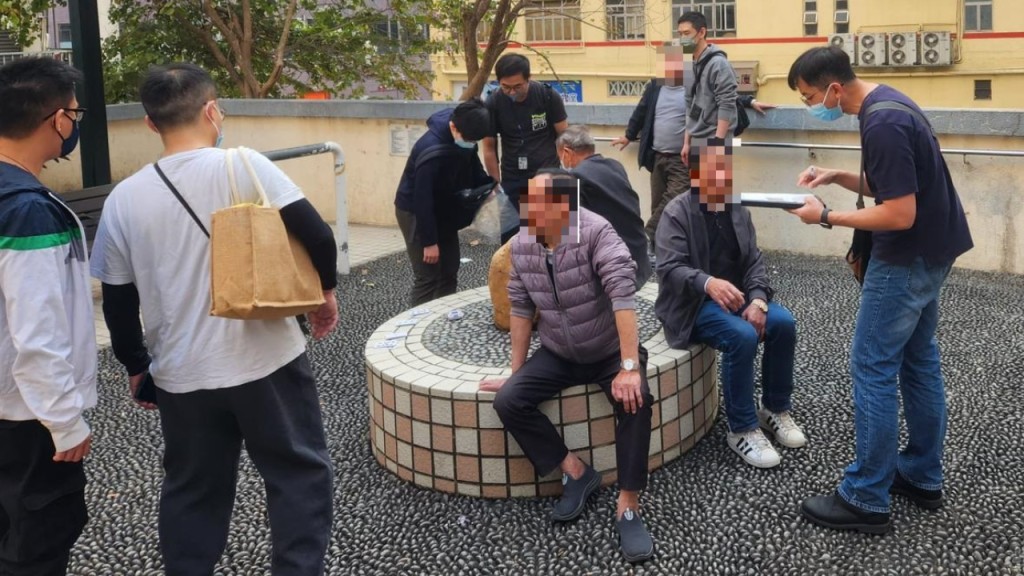 葵涌石蔭路公園4老翁 涉非法聚賭被捕。警方提供